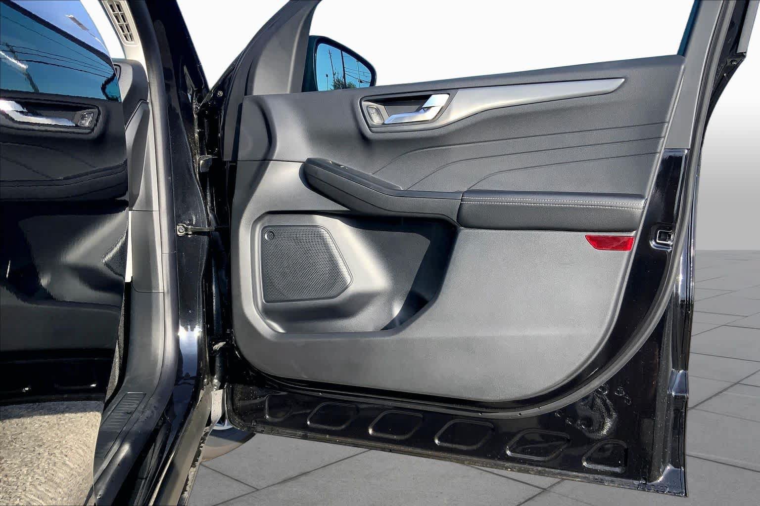 Used 2025 Ford Escape SE FWD image 46