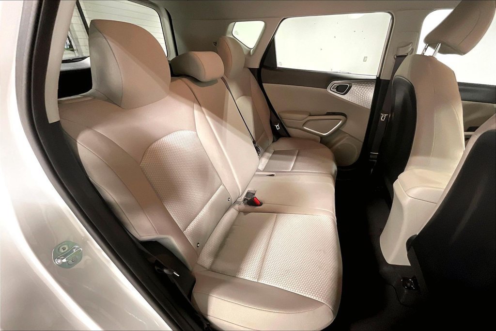 Used 2025 Kia Soul LX w/ LX Technology Package FWD image 32