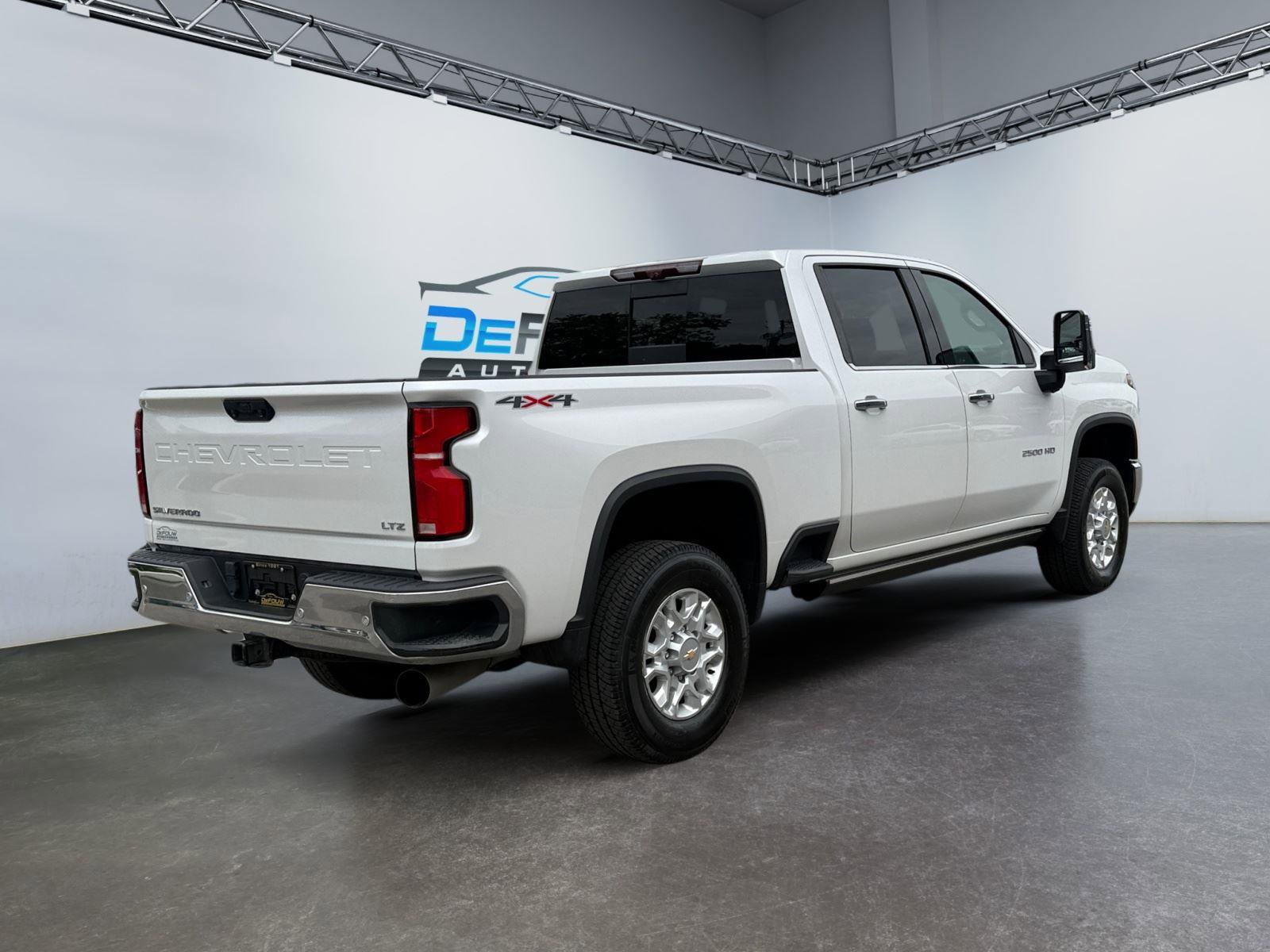 Used 2024 Chevrolet Silverado 2500 LTZ w/ LTZ Convenience Package AWD/4WD image 3