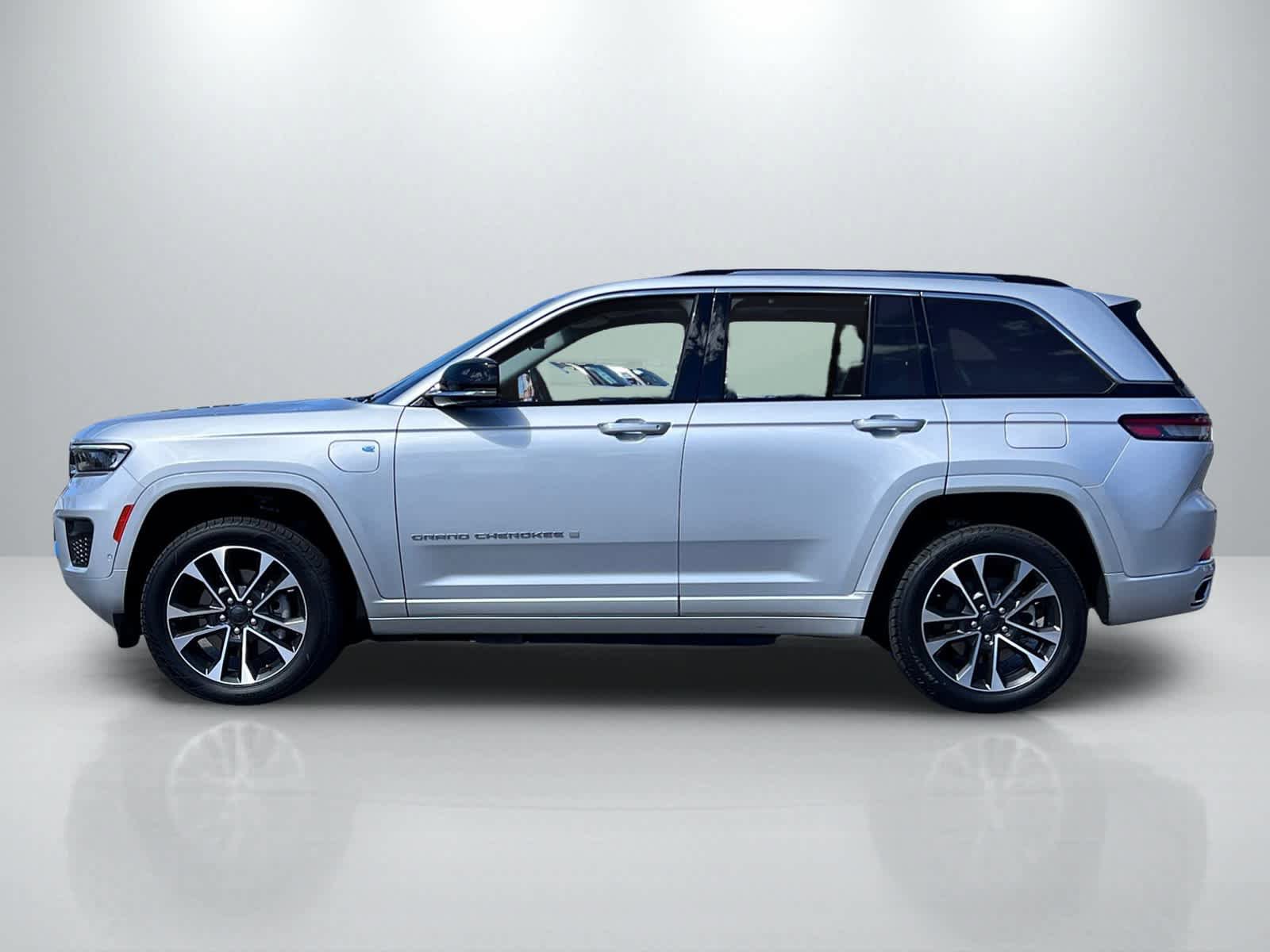 Used 2022 Jeep Grand Cherokee Overland w/ Advanced Protech Group III AWD/4WD image 2