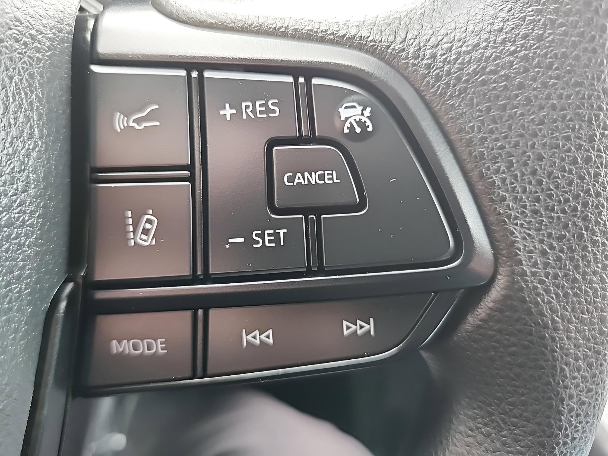 Used 2025 Toyota Sienna LE image 47