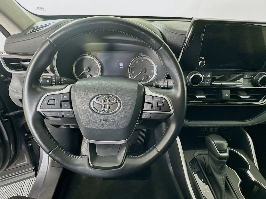 Used 2023 Toyota Highlander LE image 11