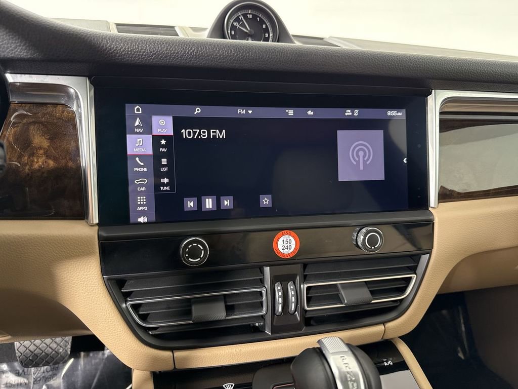 Certified 2025 Porsche Macan image 28