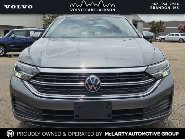 Used 2024 Volkswagen Jetta SE FWD image 2