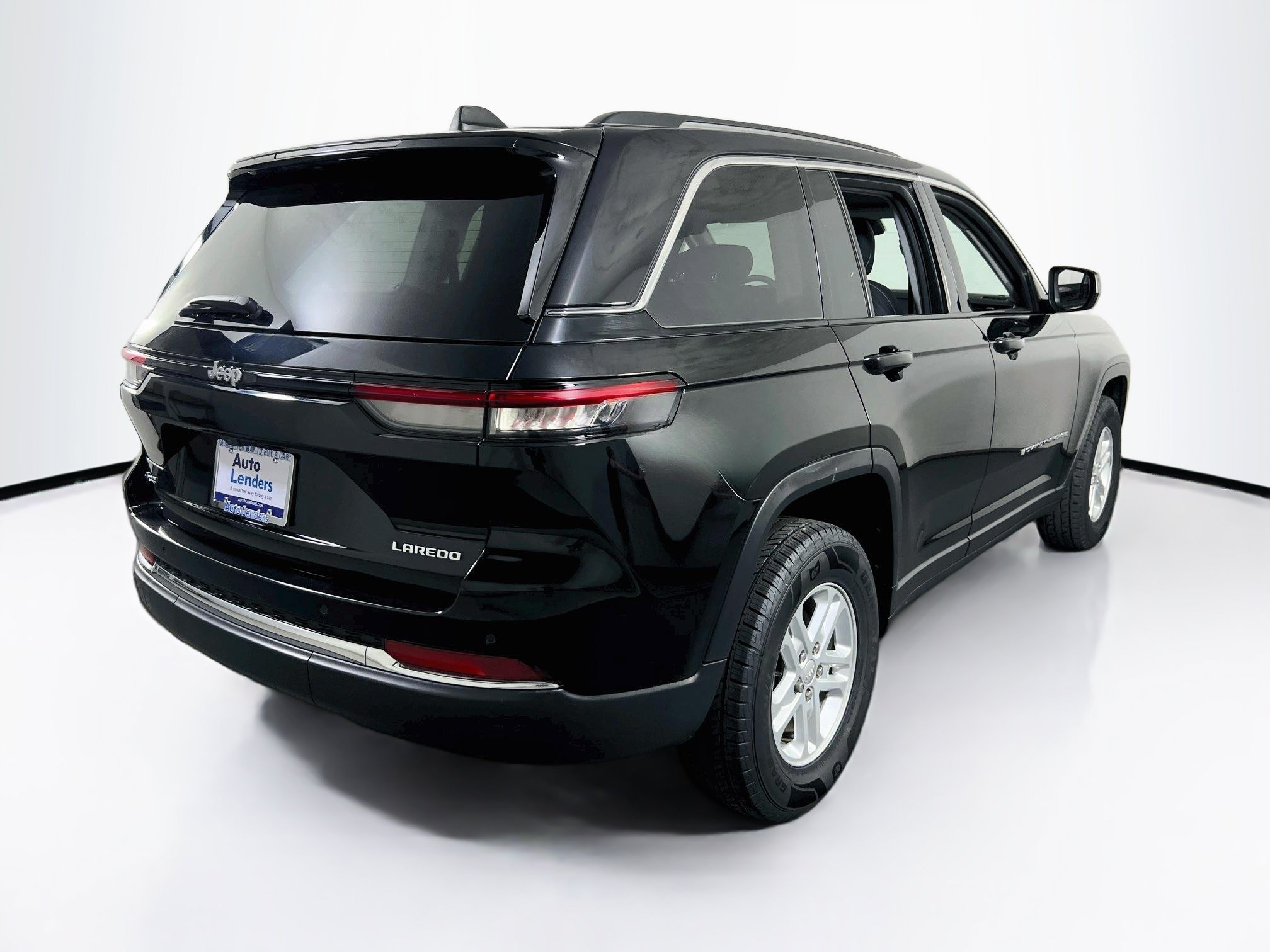 Used 2023 Jeep Grand Cherokee Laredo w/ Luxury Tech Group I AWD/4WD image 5
