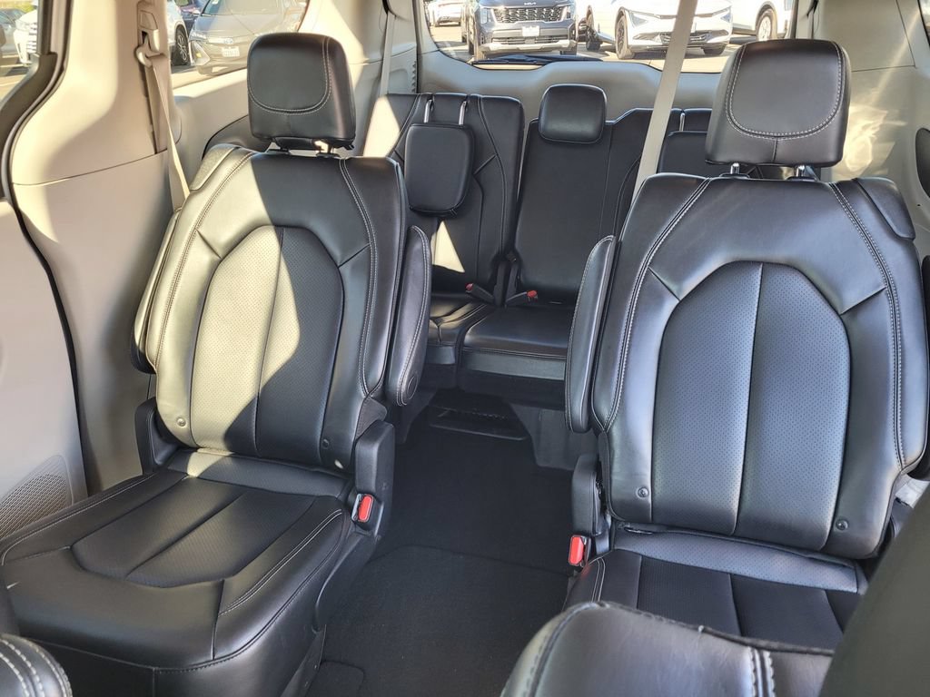 Used 2023 Chrysler Pacifica Touring-L FWD image 11