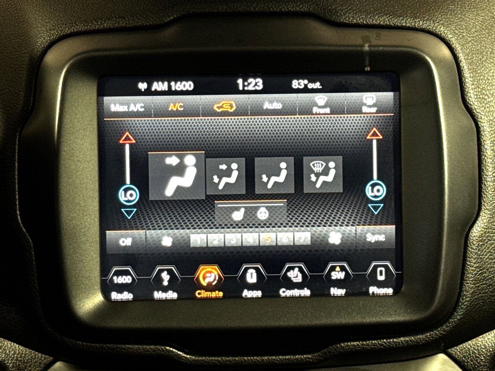 Used 2019 Jeep Renegade Latitude w/ UConnect 8.4 Nav Group AWD/4WD image 21