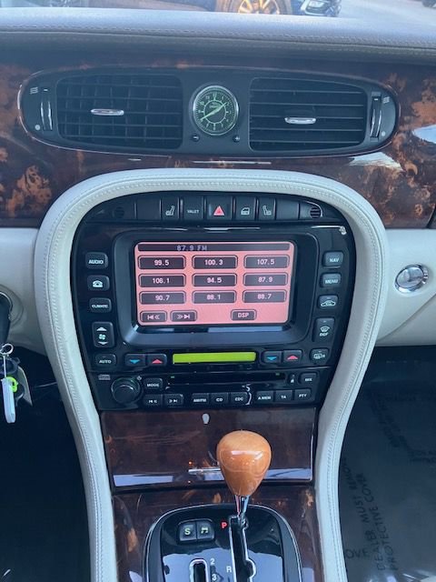 Used 2005 Jaguar XJ8 image 18