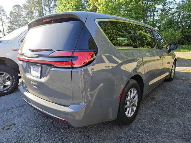 Used 2025 Chrysler Pacifica Select image 6