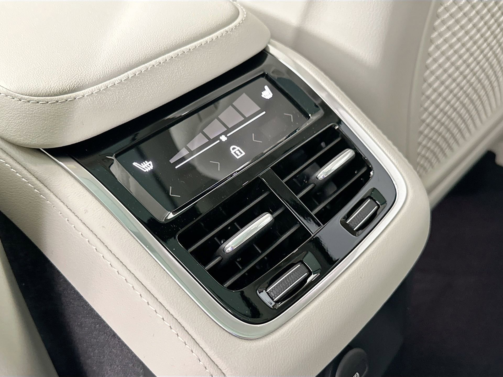 New 2026 Volvo XC90 T8 Ultra w/ Protection Package Premier image 27