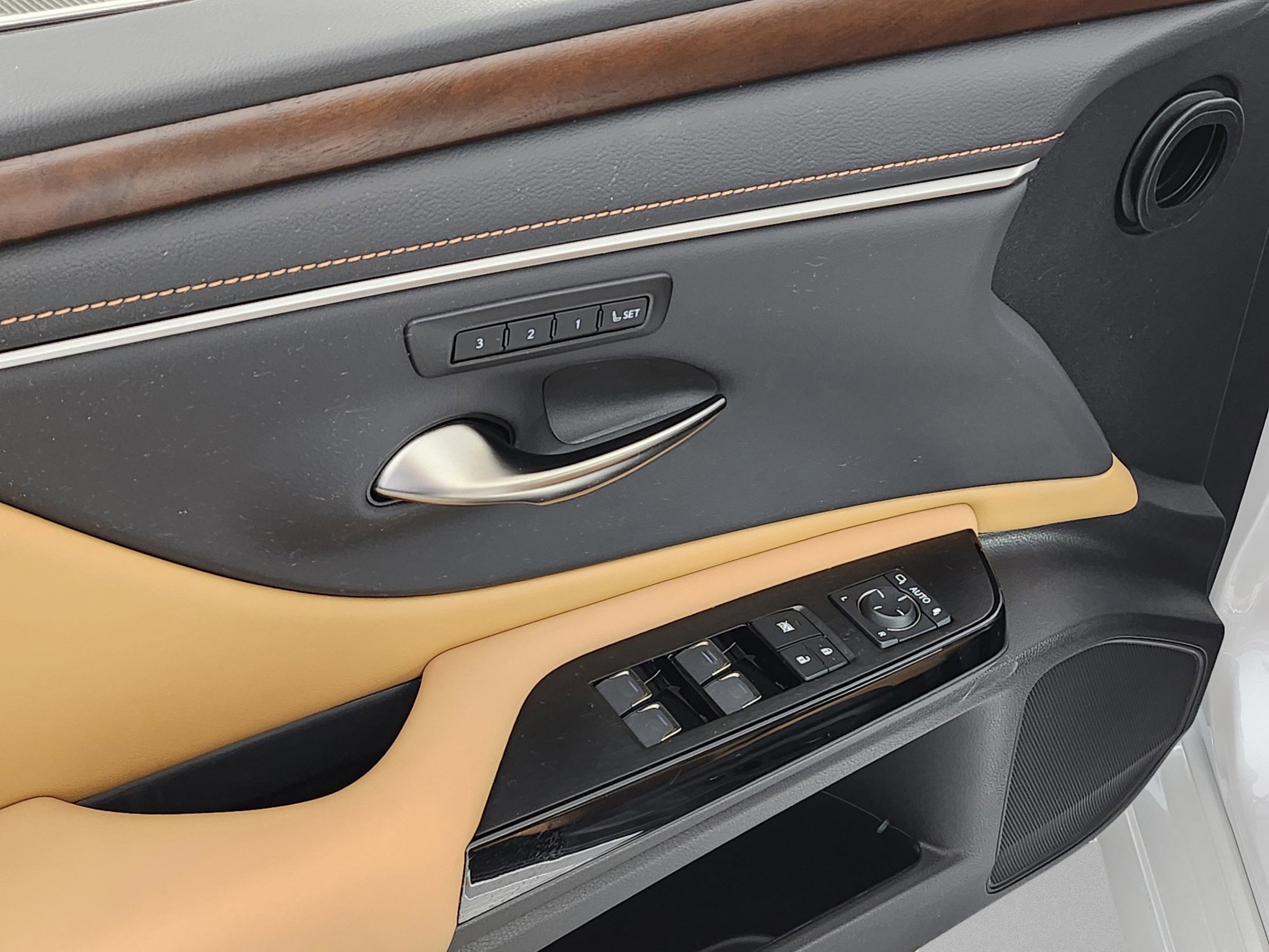 New 2025 Lexus ES 300h w/ Premium Package image 14