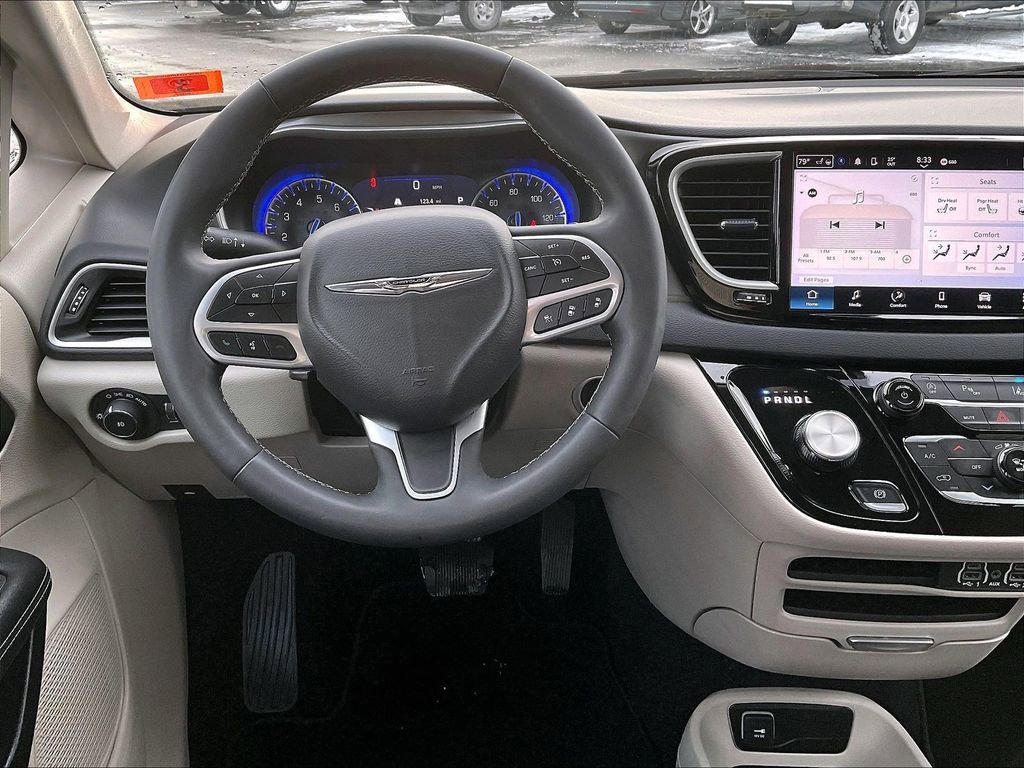 Used 2024 Chrysler Pacifica Touring-L FWD image 18