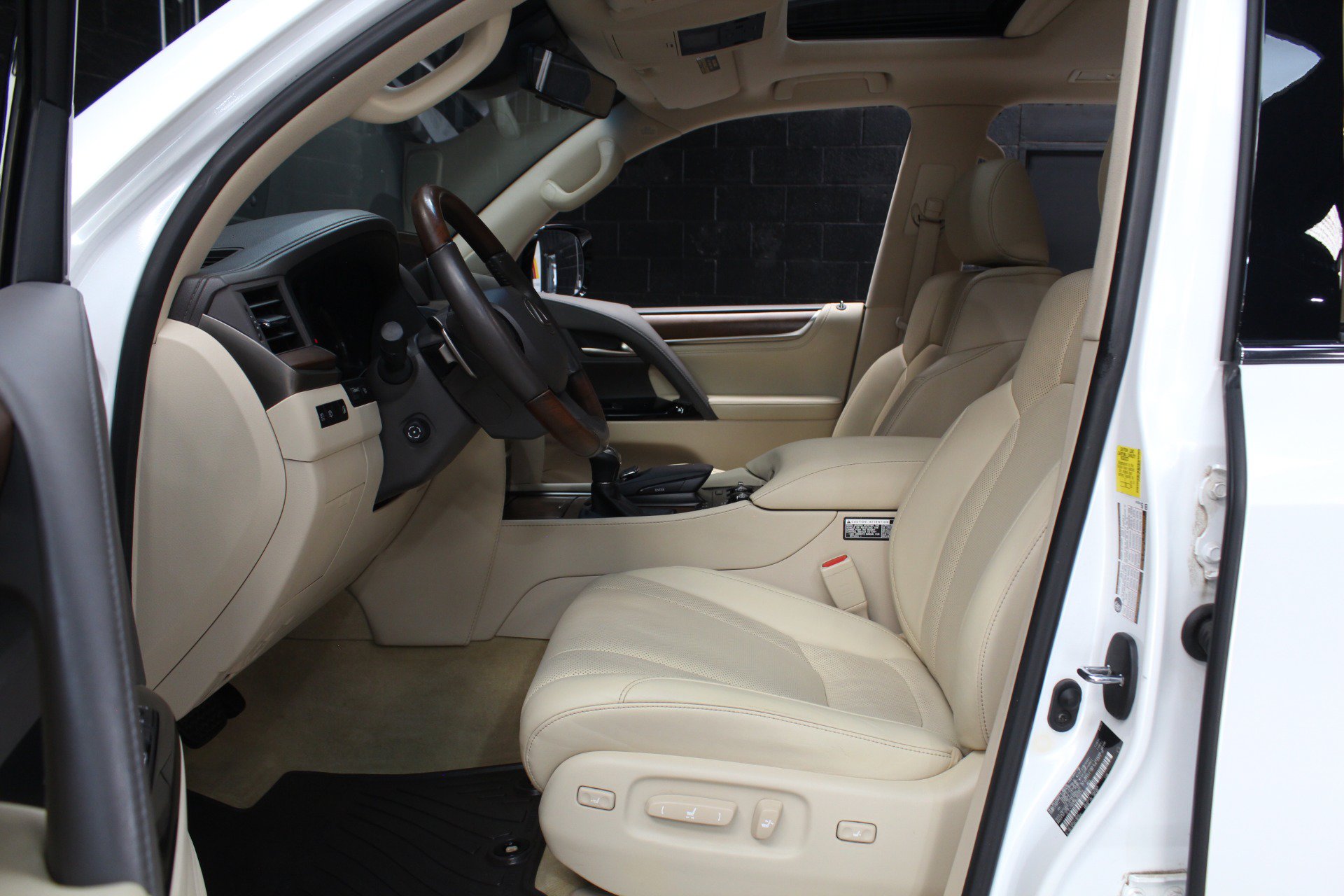 Used 2021 Lexus LX 570 4WD w/ Luxury Package image 36