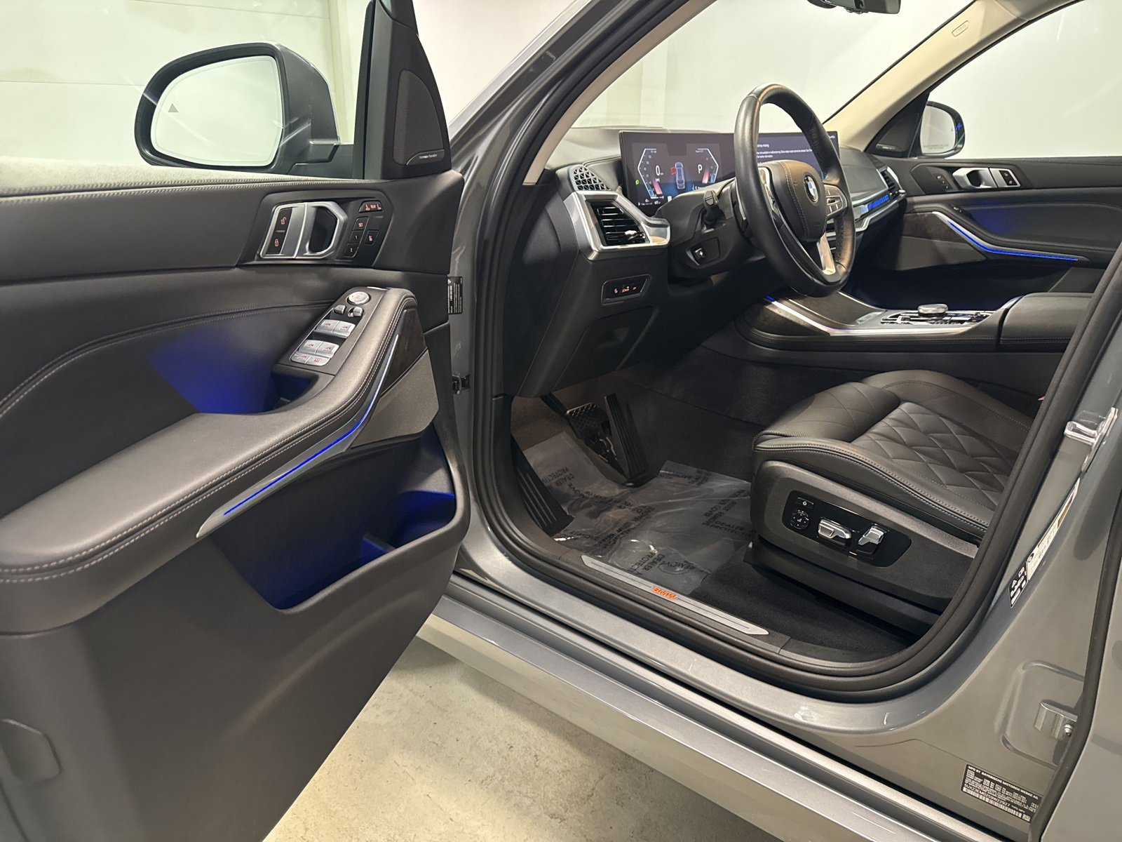 Used 2025 BMW X7 xDrive40i w/ Premium Package image 14