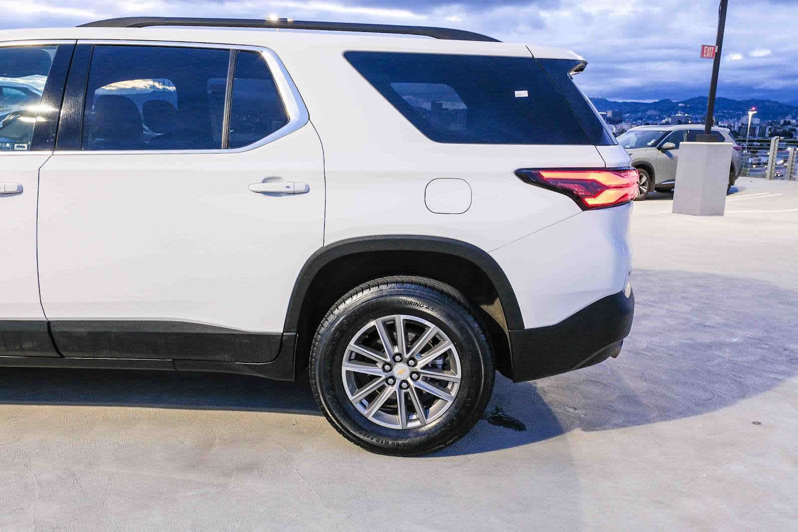 Used 2023 Chevrolet Traverse LT FWD image 8