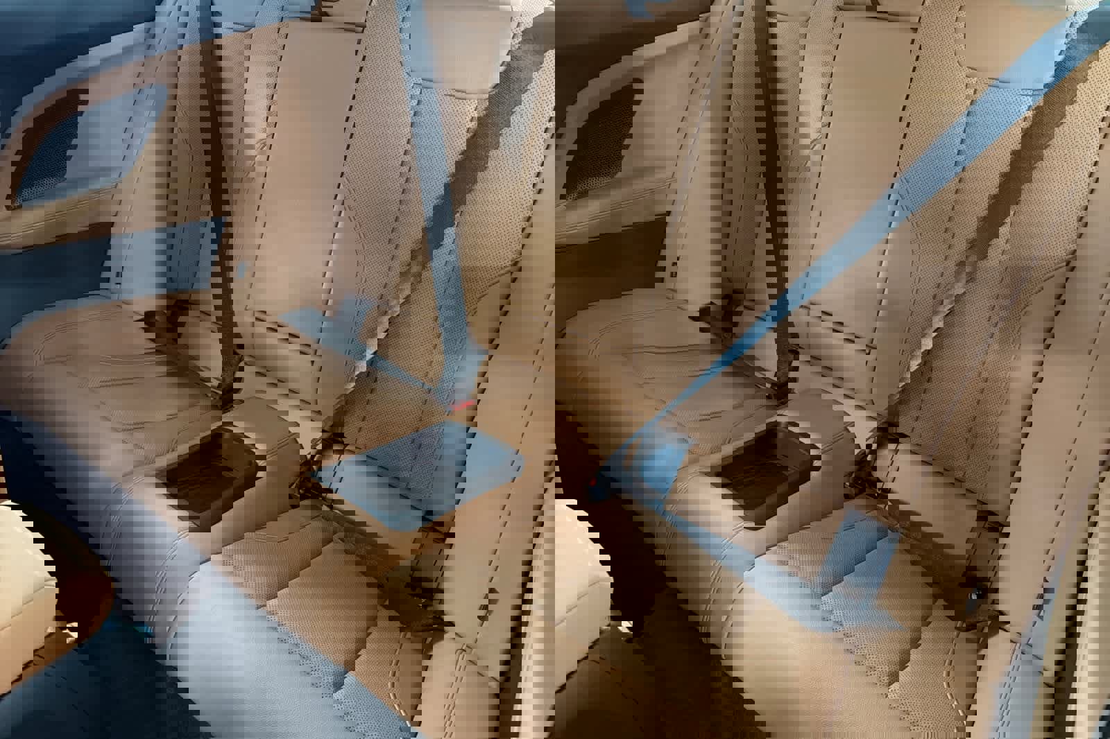 Used 2023 BMW 230i Coupe w/ Premium Package image 4