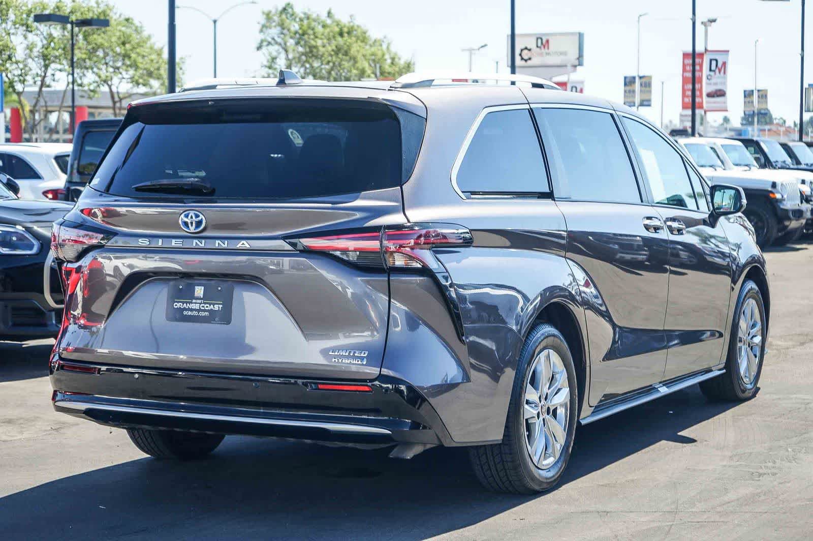 Used 2022 Toyota Sienna Limited image 4