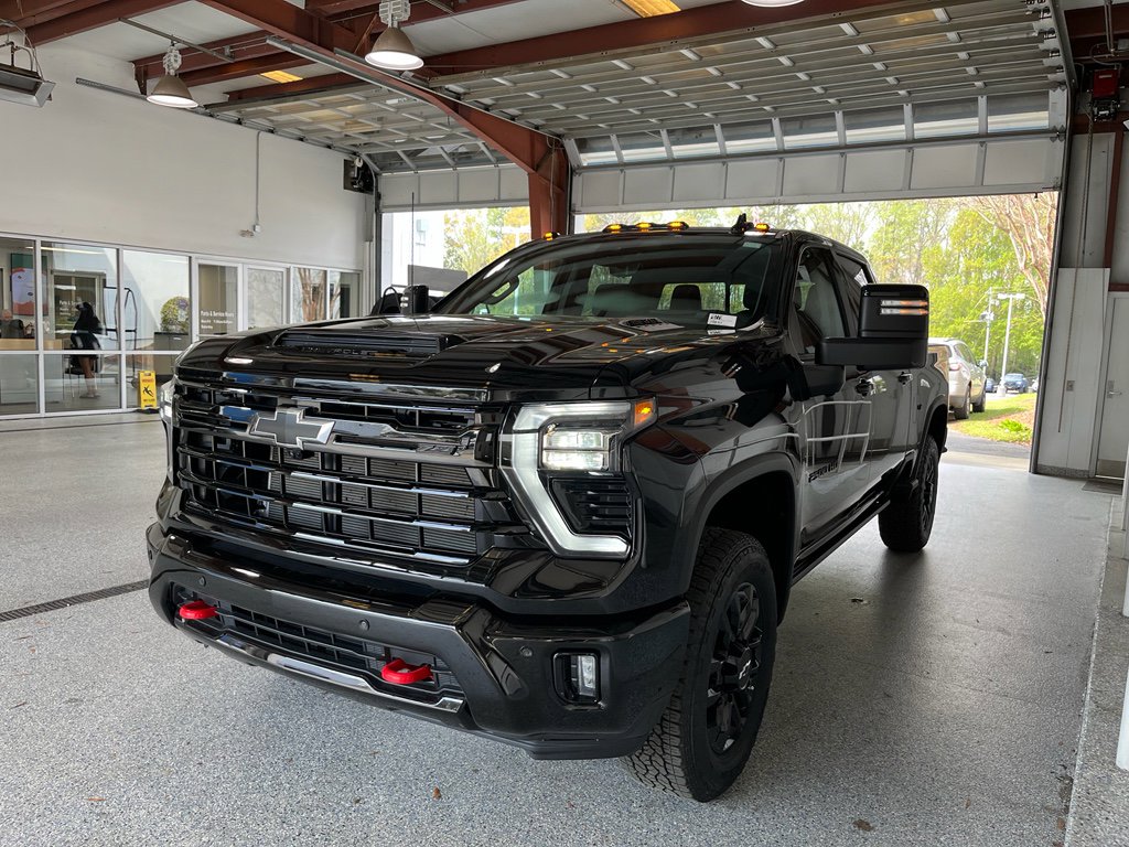 Used 2025 Chevrolet Silverado 2500 LTZ w/ LTZ Plus Package image 4