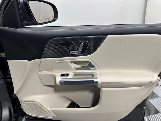 Used 2021 Mercedes-Benz GLB 250 4MATIC image 31