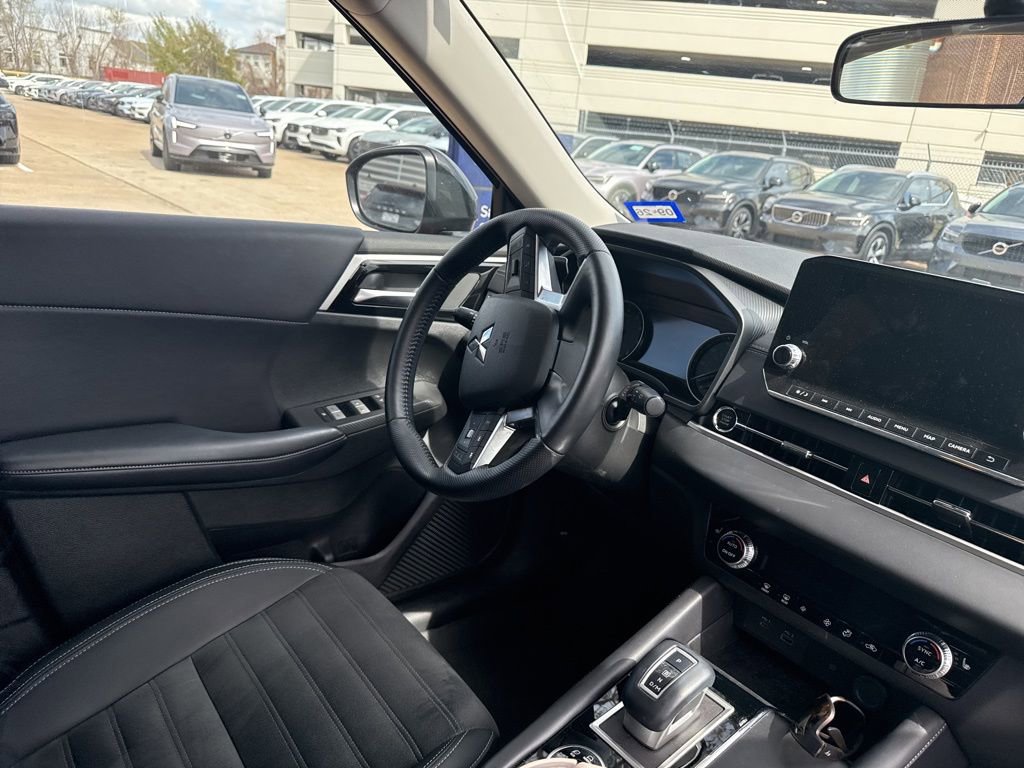 Used 2024 Mitsubishi Outlander SE image 12