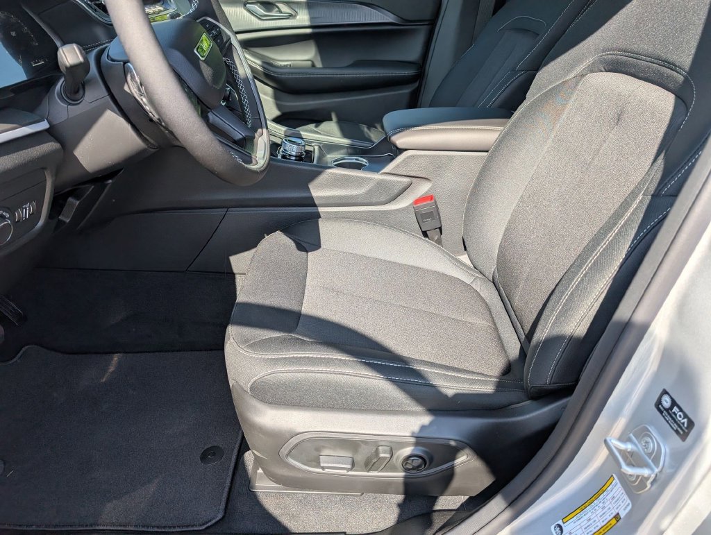 New 2026 Jeep Grand Cherokee Laredo AWD/4WD image 11