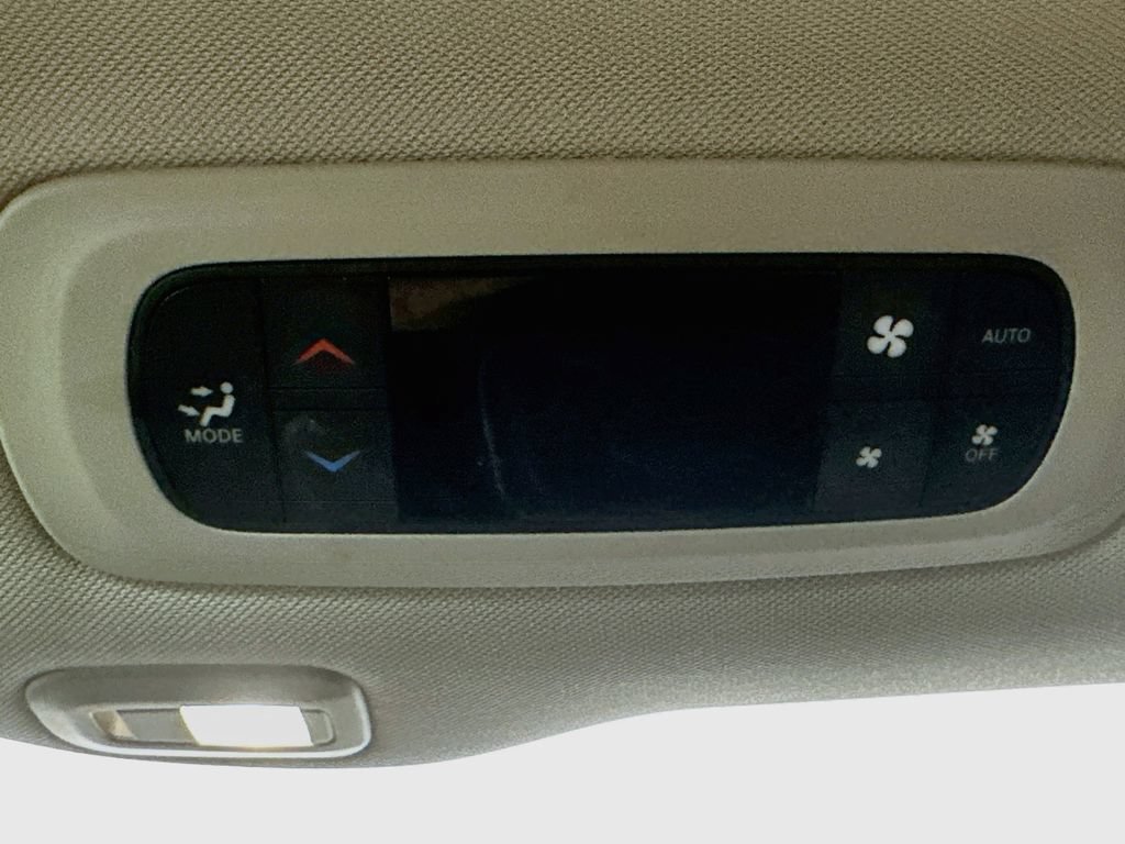 Used 2023 Chrysler Pacifica Limited FWD image 36