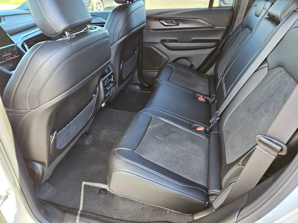 New 2025 Jeep Grand Cherokee Altitude image 16