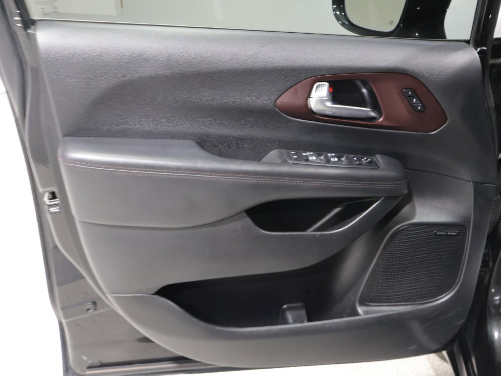 Used 2020 Chrysler Pacifica Limited FWD image 14