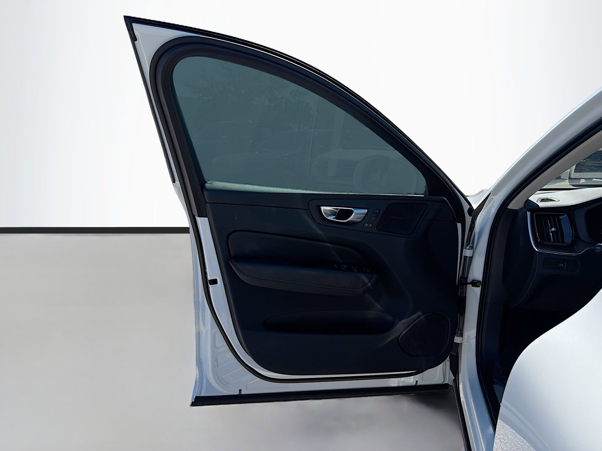 Used 2023 Volvo XC60 B5 Ultimate w/ Climate Package image 23