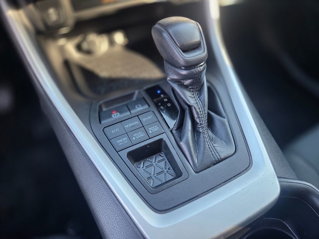 Used 2022 Toyota RAV4 LE AWD/4WD image 15