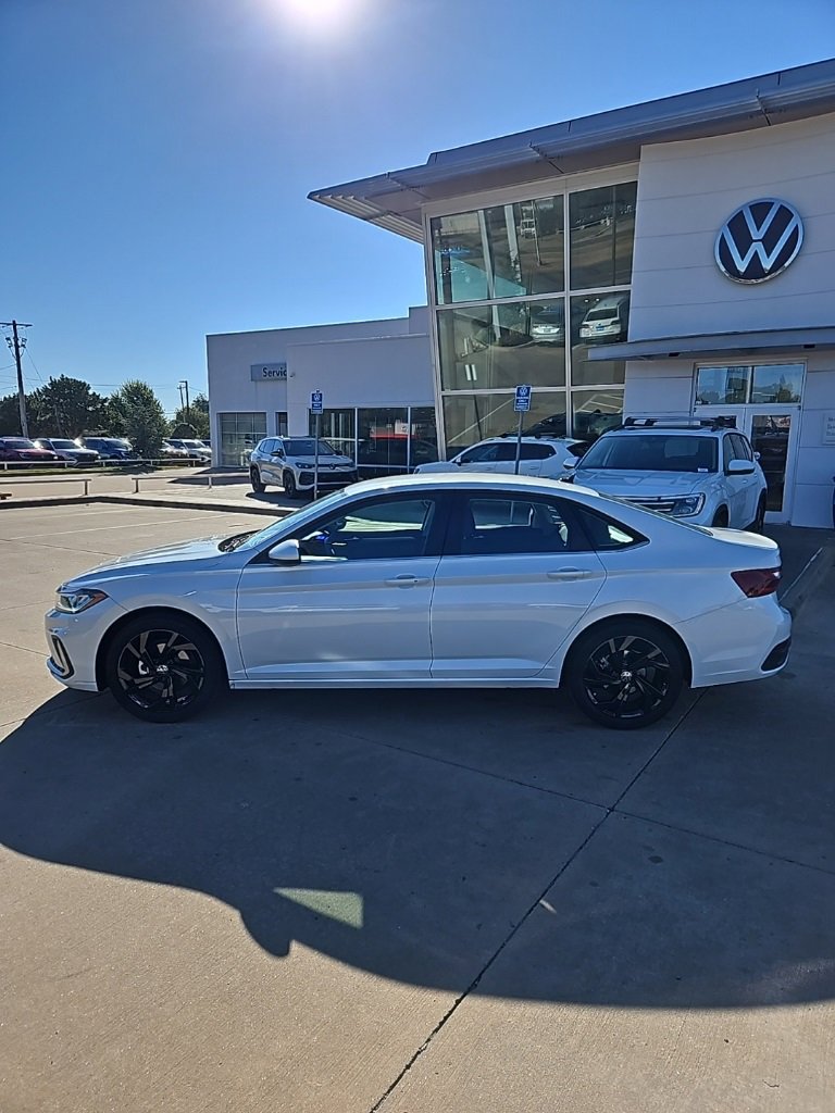 Used 2025 Volkswagen Jetta SE image 8