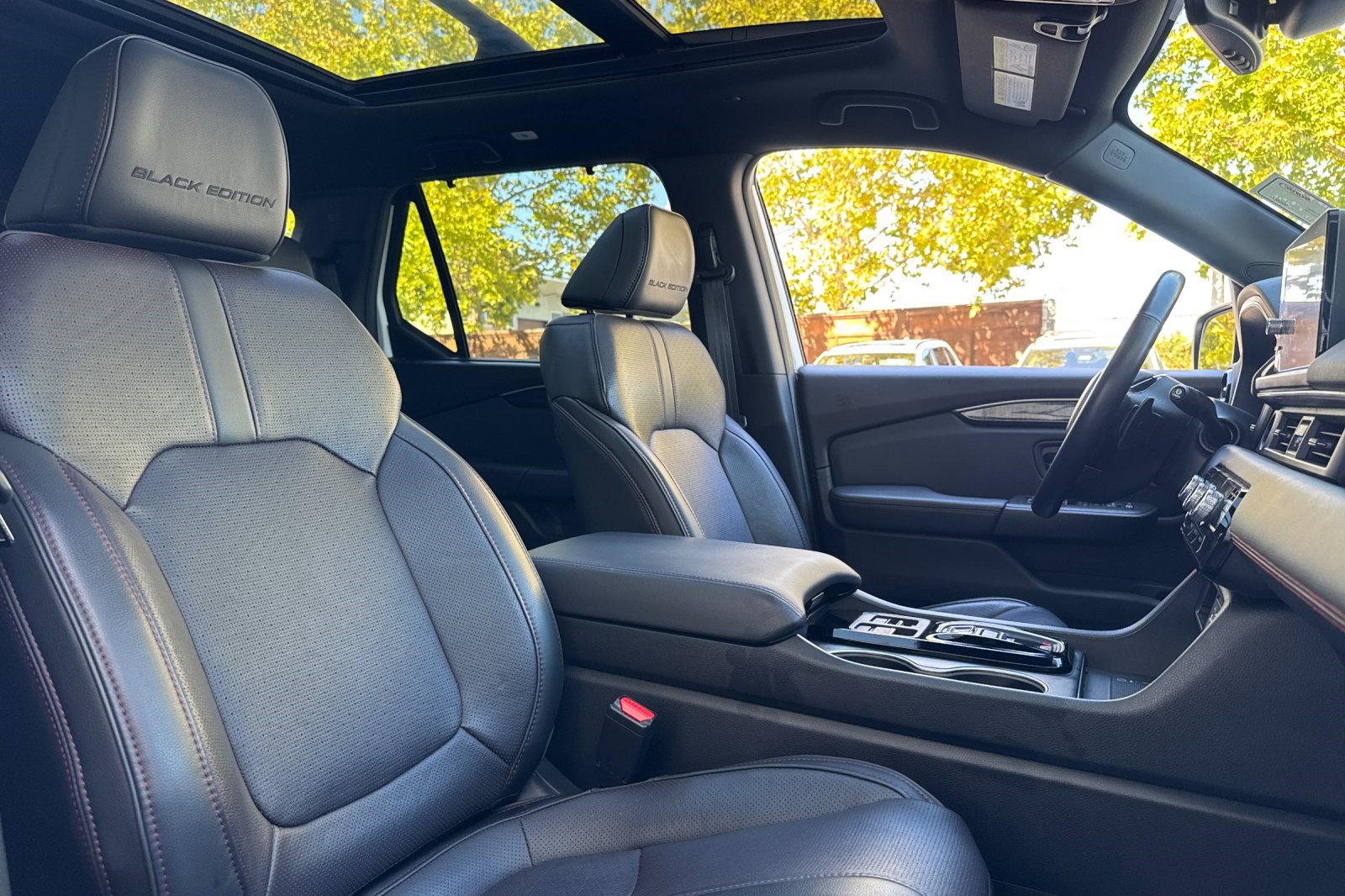 Used 2025 Honda Pilot Black Edition image 28