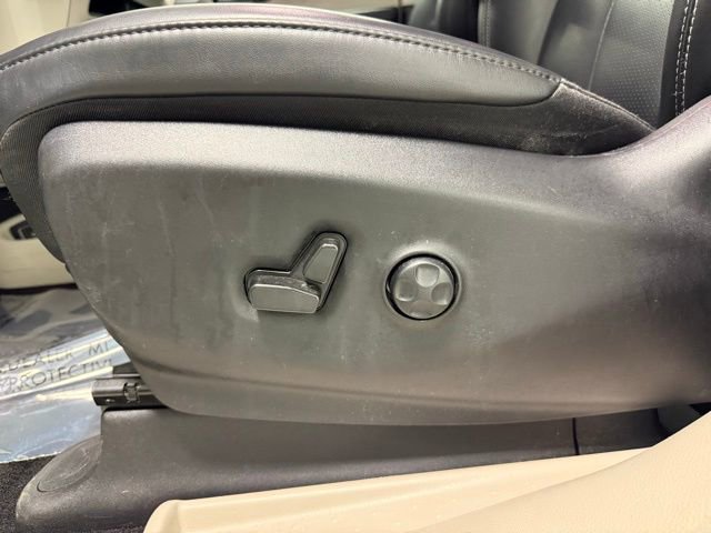 Used 2023 Chrysler Pacifica Touring-L image 14