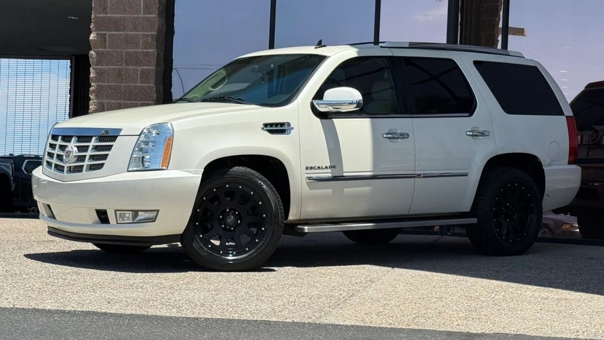 Used 2014 Cadillac Escalade Luxury AWD/4WD image 3