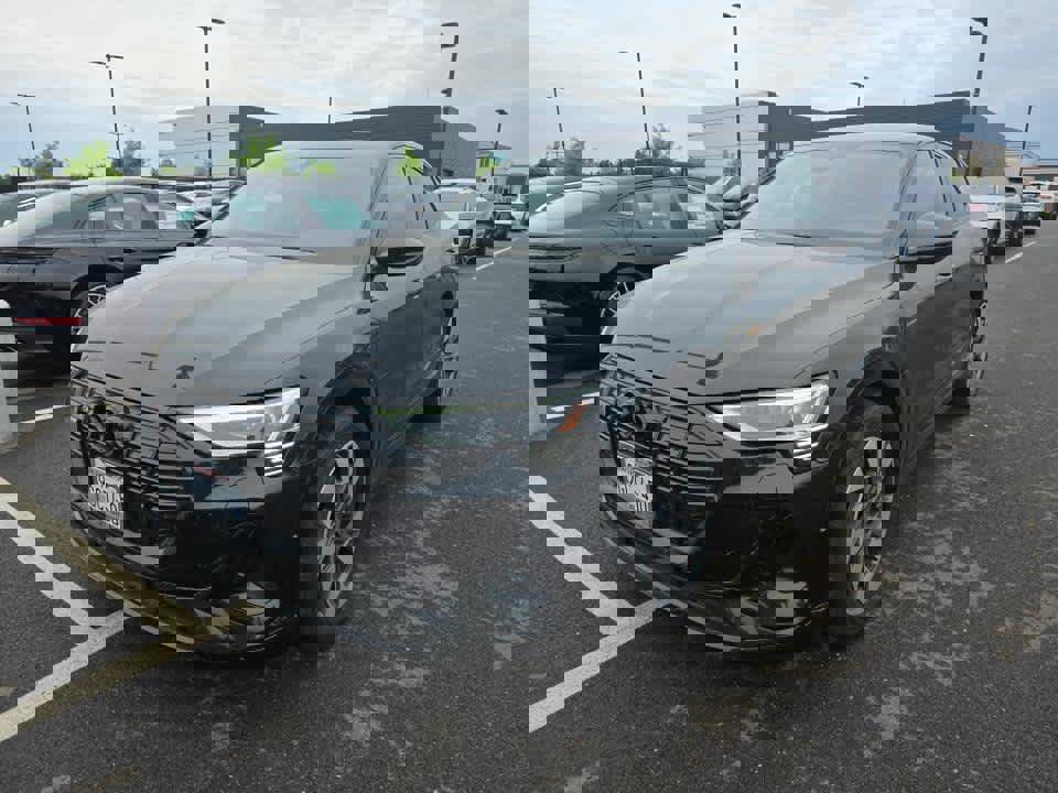 Used 2023 Audi e-tron Premium w/ Convenience Plus Package image 3