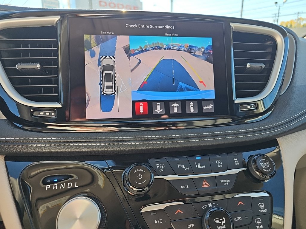 Certified 2024 Chrysler Pacifica Touring-L FWD image 35