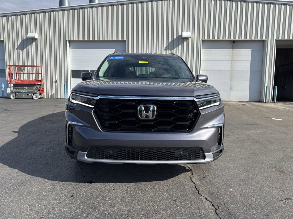 Certified 2023 Honda Pilot Touring image 2