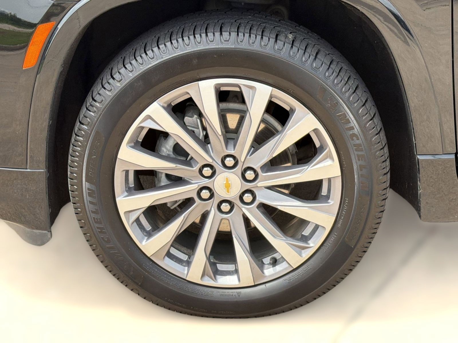 Used 2023 Chevrolet Traverse Premier FWD image 12