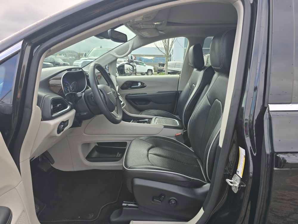 Used 2024 Chrysler Pacifica Limited image 9