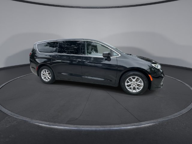 Used 2023 Chrysler Pacifica Touring-L FWD image 9