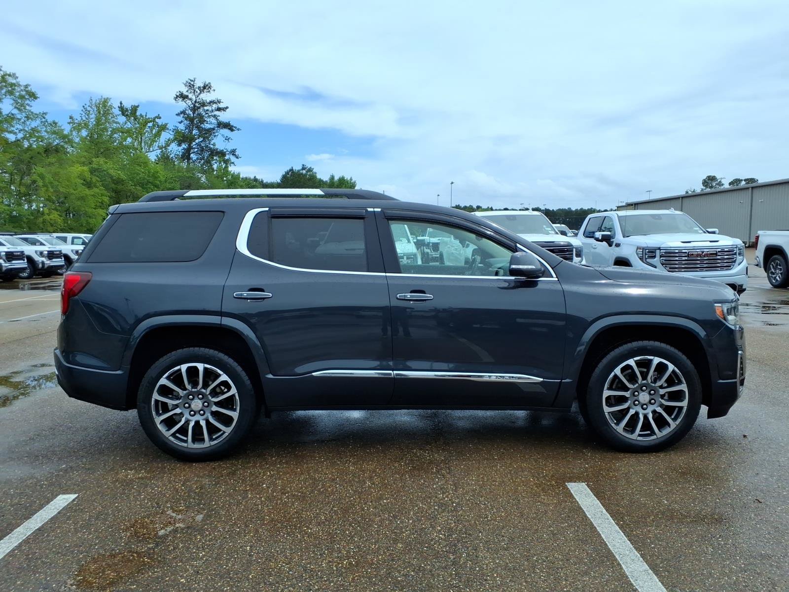 Used 2021 GMC Acadia Denali w/ Denali Technology Package FWD image 3