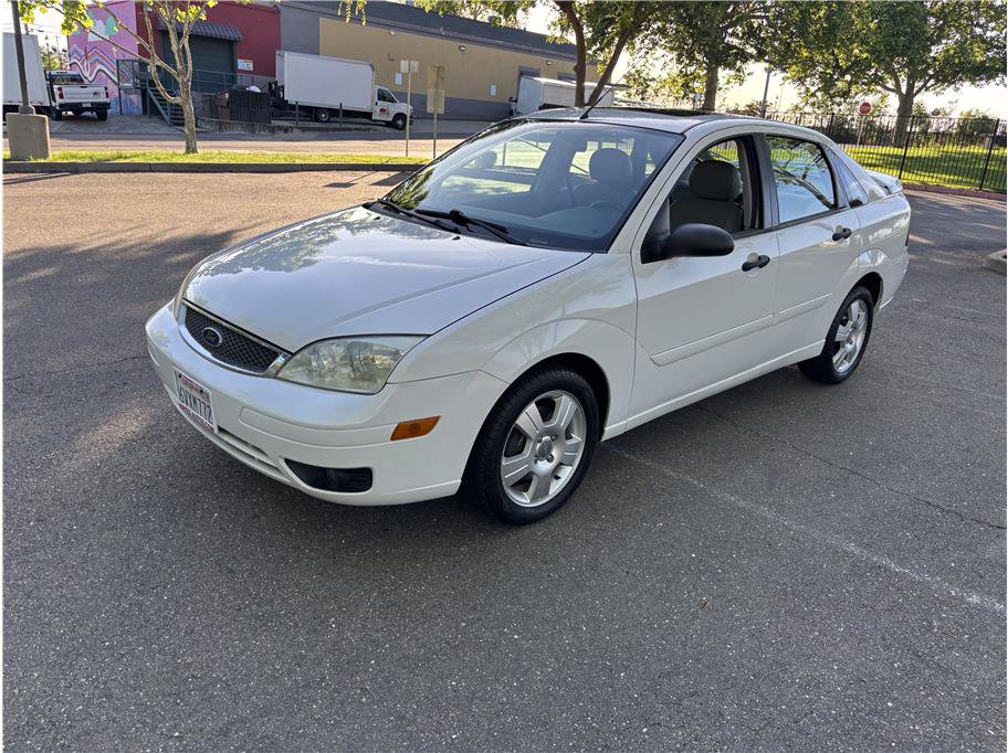 Used 2005 Ford Focus SES FWD image 3