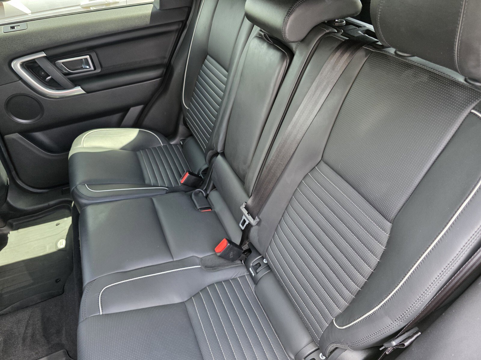 Used 2017 Land Rover Discovery Sport HSE Luxury image 16