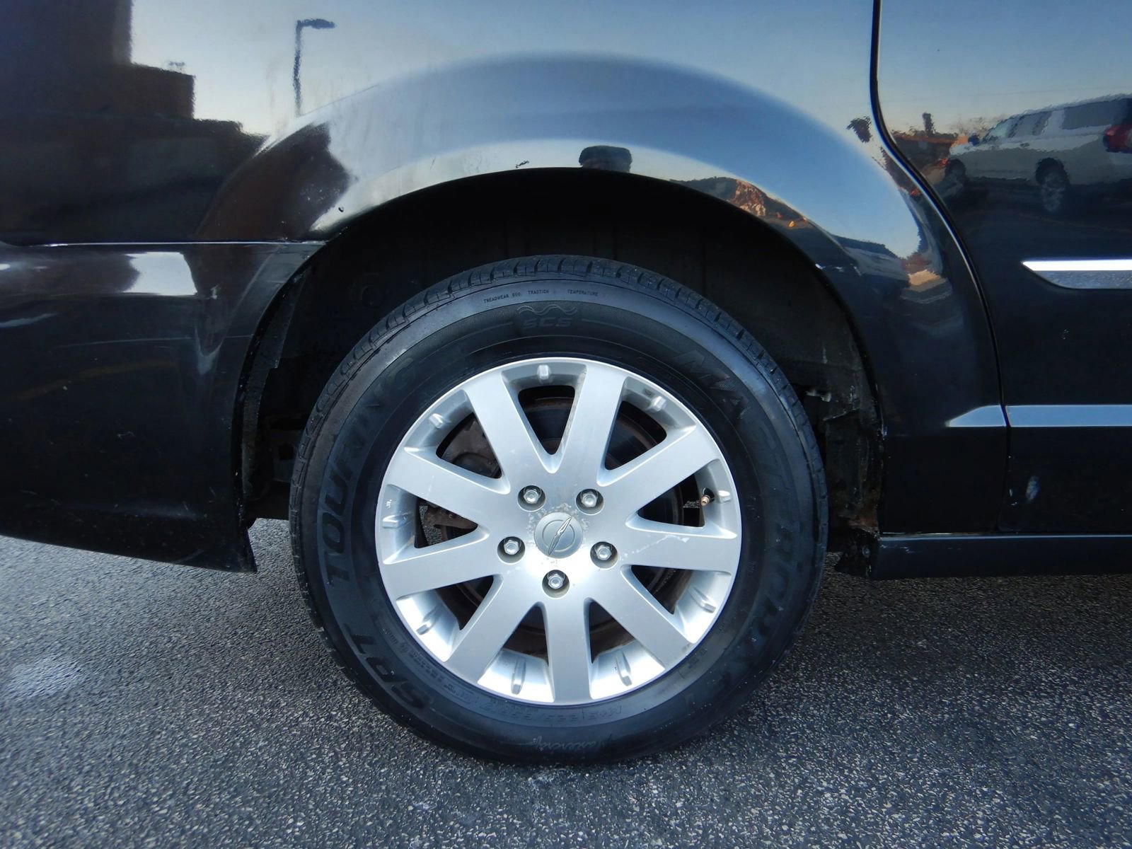 Used 2013 Chrysler Town & Country Touring image 29