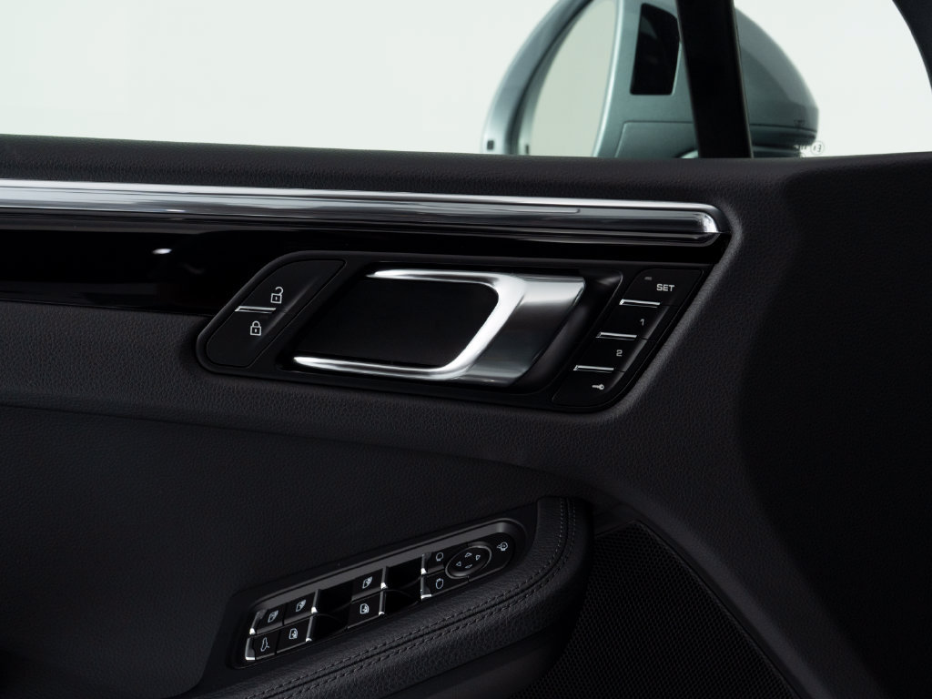 Certified 2026 Porsche Macan AWD/4WD image 20