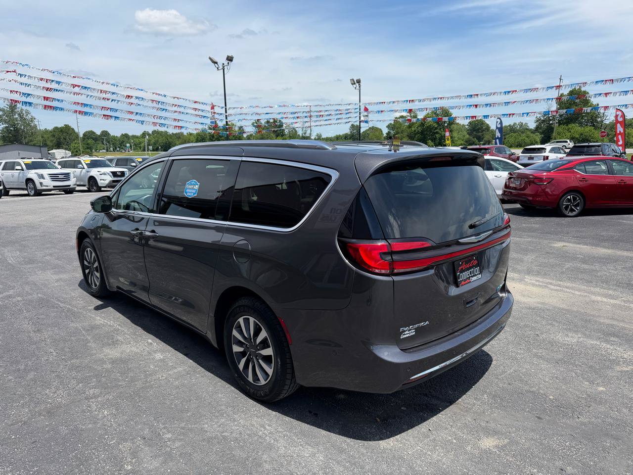 Used 2021 Chrysler Pacifica Touring-L FWD image 7