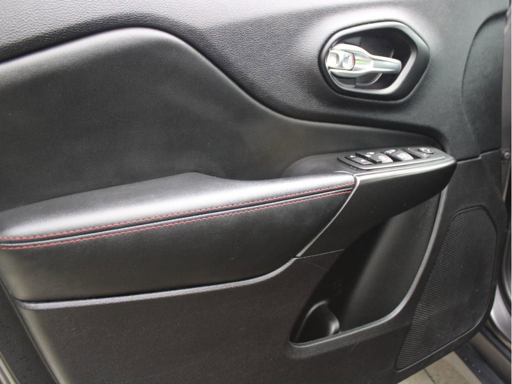 Used 2021 Jeep Cherokee Trailhawk image 9