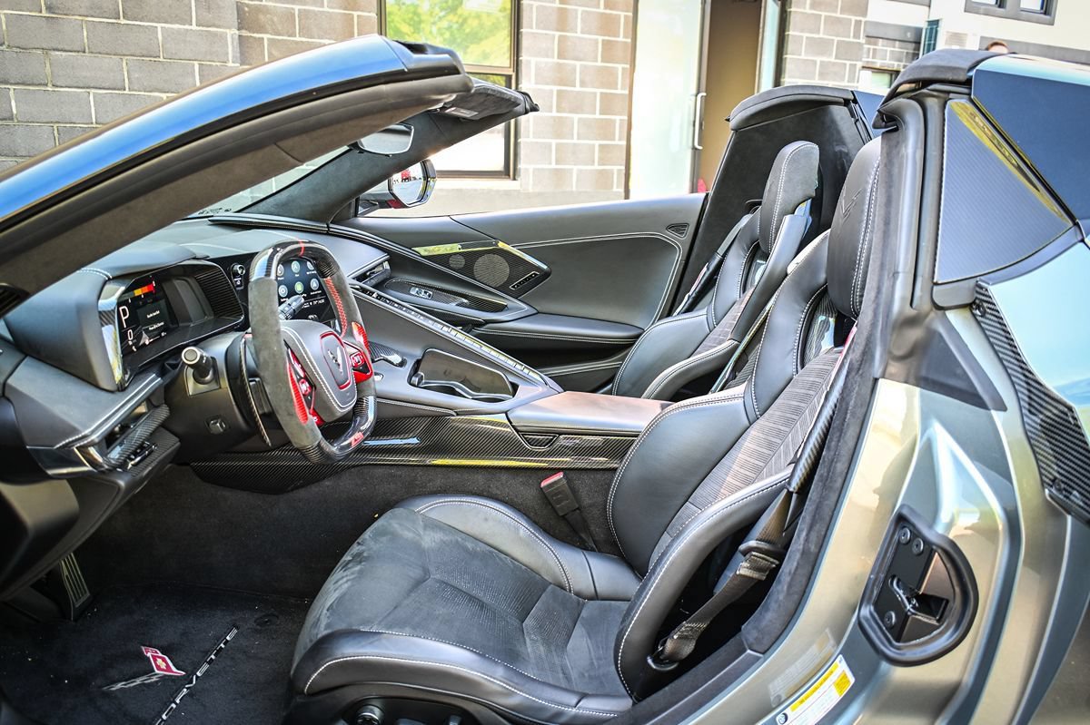 Used 2023 Chevrolet Corvette Stingray Premium Conv w/ Z51 Performance Package RWD image 9