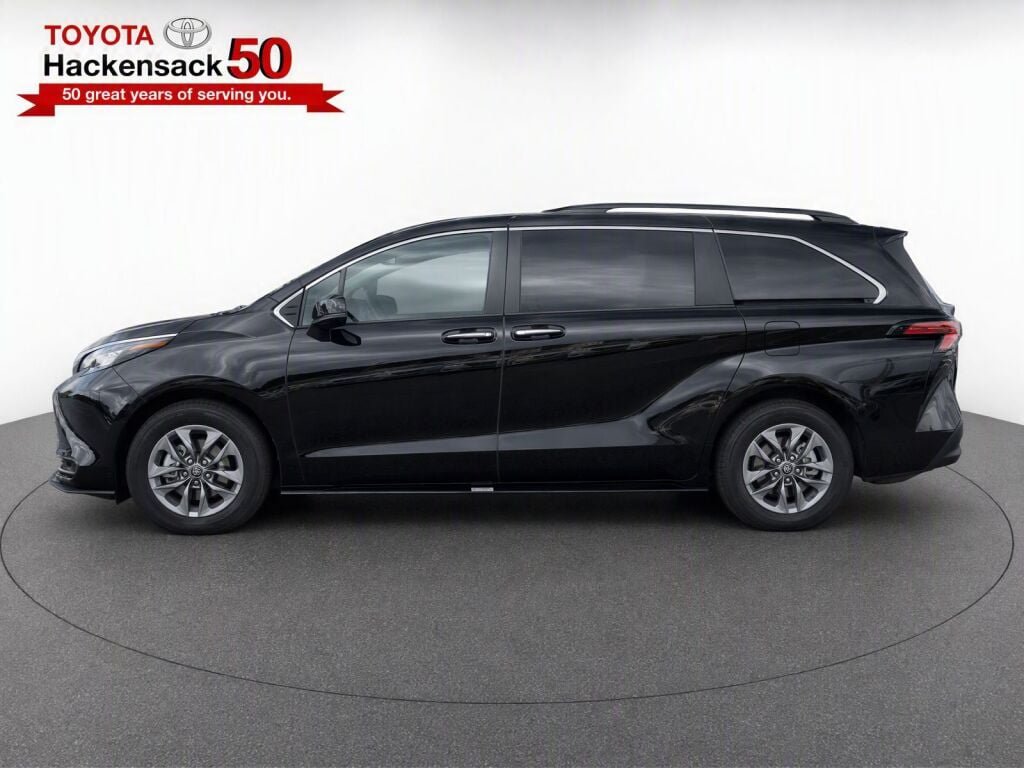 Used 2026 Toyota Sienna XLE FWD image 6
