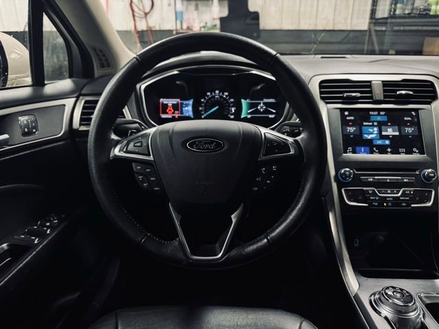 Used 2017 Ford Fusion SE w/ Fusion SE Technology Package image 23